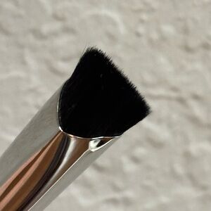 MAC #106s Triangular concealer brush-Discontinued